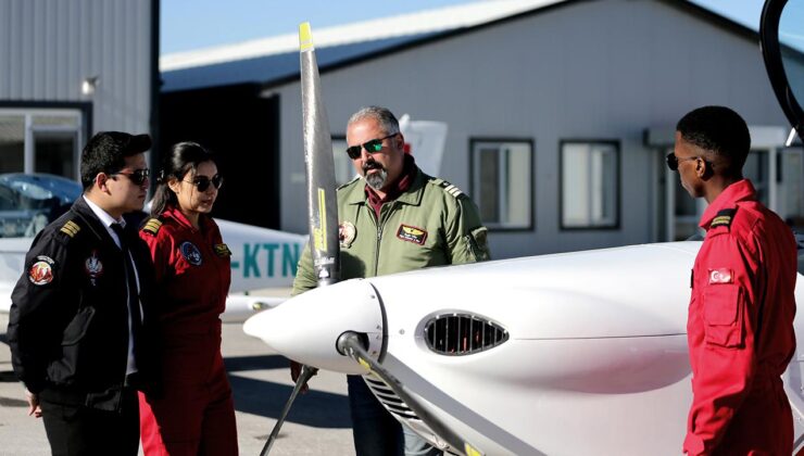 Genç pilotlar mezun olmadan iş teklifi alıyorlar