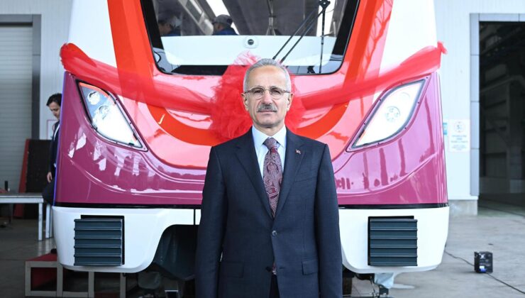 Sürücüsüz yerli tren seti raylara çıkmaya hazır