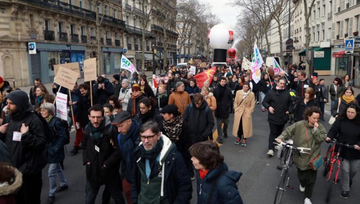 Paris’te öğretmenler maaş artışı talebiyle eylem yaptı