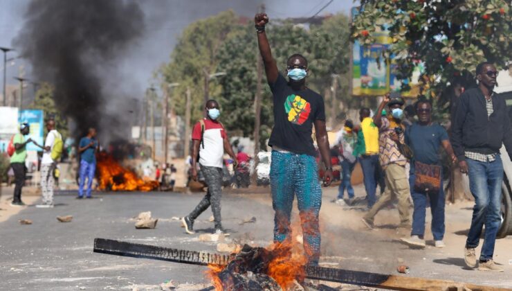 Senegal’de cumhurbaşkanı seçiminin ertelenmesi sokakları karıştırdı