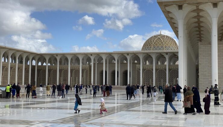 Cezayir Ulu Camii’nde ilk cuma namazı kılındı