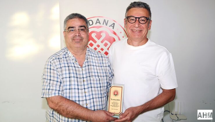 Adana Tabip Odası Yeni Yönetimi Eski Yönetime Plaket Verdi