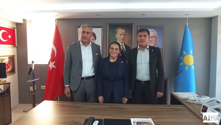 İYİ Parti’nin Önde Gelen İsimleri Adana’da Vatandaşlarla Buluştu